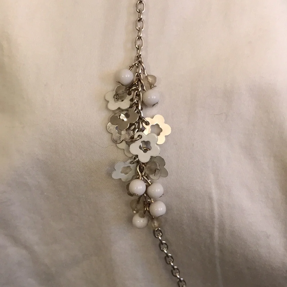 Silver-tone white flower and bead design necklace. Very cute! - Picture 3 of 8